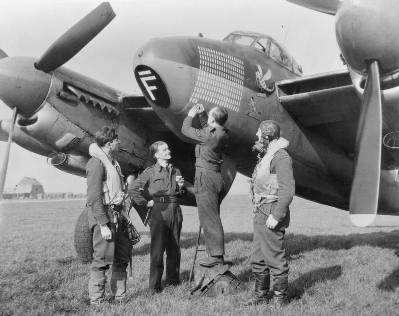 105 Squadron Mosquito And Crew Wwii Iwm Ch 15100